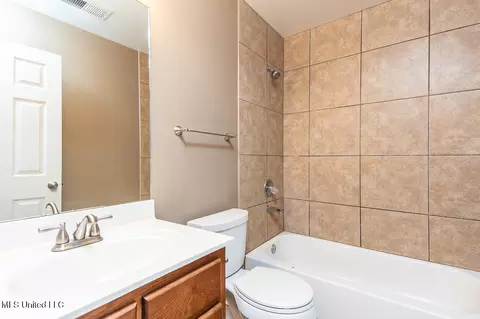 Bath - 2653 N Lamar Pl, Hernando, MS 38632 photo 3 of 3