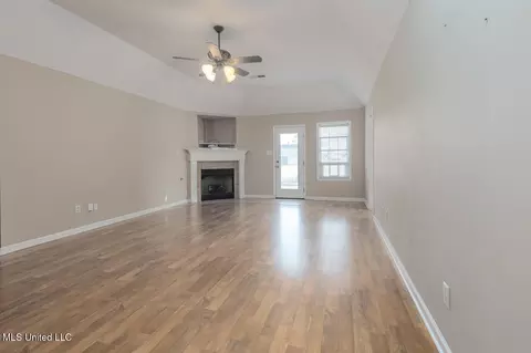 Living - 2653 N Lamar Pl, Hernando, MS 38632 photo 2 of 4