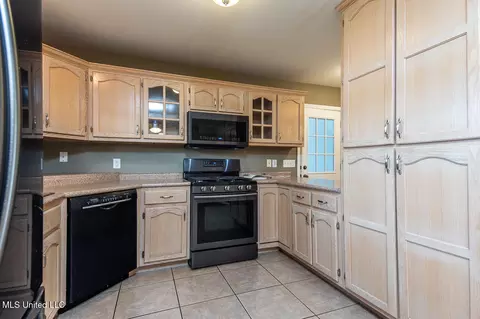 Kitchen - 2653 N Lamar Pl, Hernando, MS 38632 photo 2 of 3