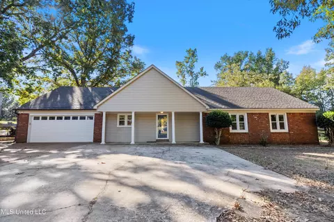 369 Westwood Dr, Senatobia, MS 38668