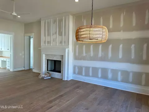Living - 123 Andrew Jackson St, Madison, MS 39110 photo 2 of 3