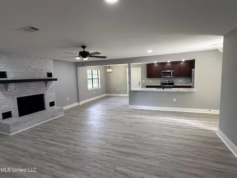 Living - 15077 Alsobrooks Rd, Picayune, MS 39466 photo 2 of 3