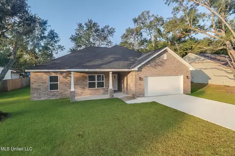 617 Peach St, Ocean Springs, MS 39564