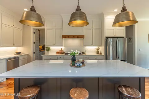 Kitchen - 513 Stump Ridge Rd, Brandon, MS 39047 photo 3 of 7