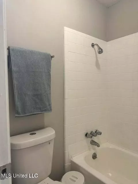 Bath - 5257 Sycamore Dr, Jackson, MS 39212 photo 4 of 7