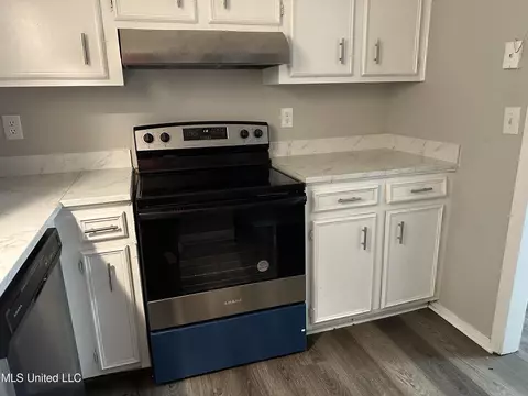Kitchen - 5257 Sycamore Dr, Jackson, MS 39212 photo 2 of 3