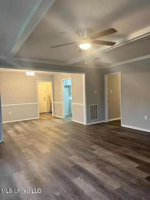 Living - 5257 Sycamore Dr, Jackson, MS 39212 photo 6 of 8