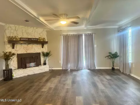 Living - 5257 Sycamore Dr, Jackson, MS 39212 photo 2 of 8