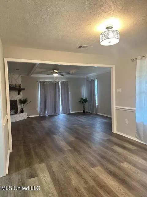 Living - 5257 Sycamore Dr, Jackson, MS 39212 photo 7 of 8