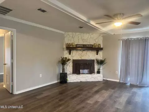 Living - 5257 Sycamore Dr, Jackson, MS 39212 photo 4 of 8