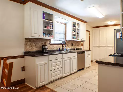 Kitchen - 114 Harbor Rd, Madison, MS 39110 photo 2 of 3