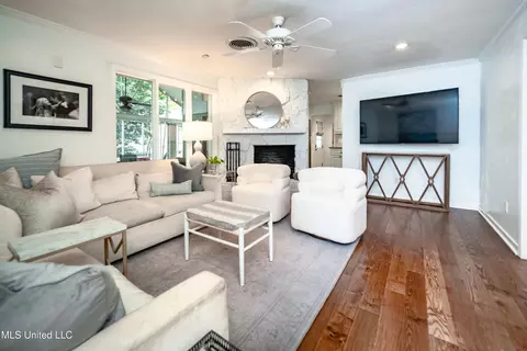 Living - 4840 Shadowwood Dr, Jackson, MS 39211 photo 1 of 4
