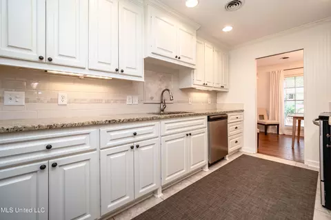 Kitchen - 4840 Shadowwood Dr, Jackson, MS 39211 photo 1 of 4