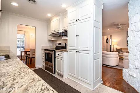 Kitchen - 4840 Shadowwood Dr, Jackson, MS 39211 photo 4 of 4