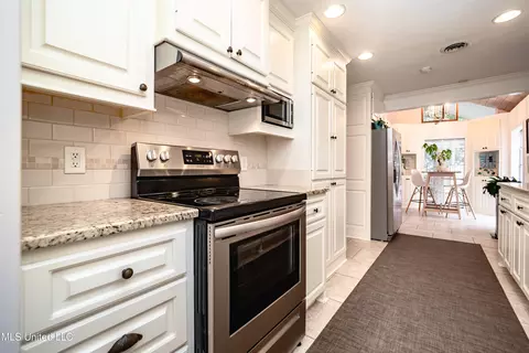 Kitchen - 4840 Shadowwood Dr, Jackson, MS 39211 photo 3 of 4
