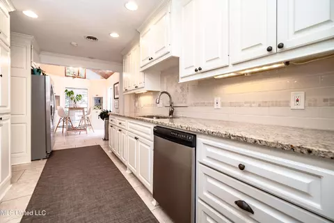 Kitchen - 4840 Shadowwood Dr, Jackson, MS 39211 photo 2 of 4