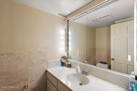 Bath - 5405 Kaywood Dr, Jackson, MS 39211 photo 1 of 10