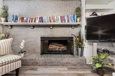 Living - 5405 Kaywood Dr, Jackson, MS 39211 photo 2 of 2