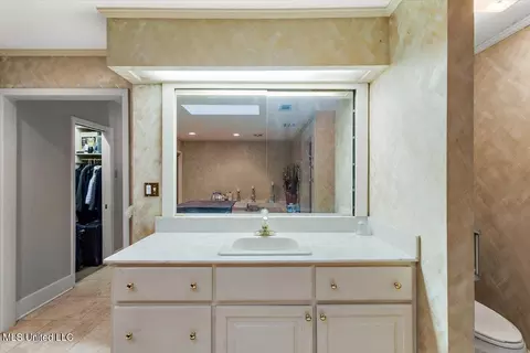 Bath - 5405 Kaywood Dr, Jackson, MS 39211 photo 4 of 10