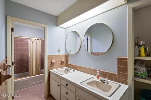 Bath - 5405 Kaywood Dr, Jackson, MS 39211 photo 8 of 10