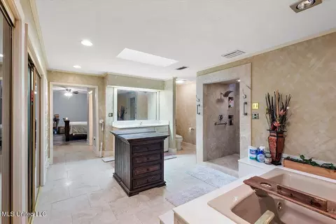 Bath - 5405 Kaywood Dr, Jackson, MS 39211 photo 3 of 10