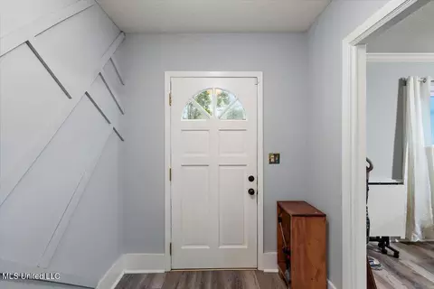 Entry Way - 5405 Kaywood Dr, Jackson, MS 39211 photo 2 of 5