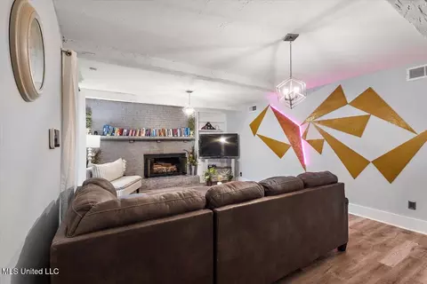 Living - 5405 Kaywood Dr, Jackson, MS 39211 photo 1 of 2