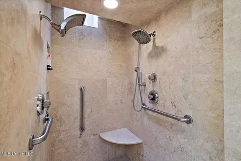 Bath - 5405 Kaywood Dr, Jackson, MS 39211 photo 5 of 10