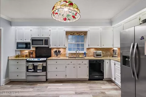 Kitchen - 5405 Kaywood Dr, Jackson, MS 39211 photo 2 of 3
