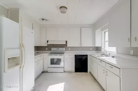 620 W Border Ave, Wiggins, MS 39577 photo 8