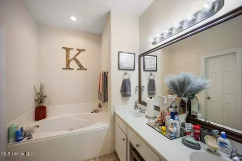Bath - 194 Holmar Dr, Brandon, MS 39047 photo 1 of 2