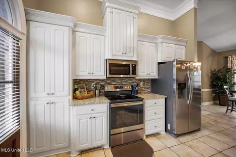 Kitchen - 194 Holmar Dr, Brandon, MS 39047 photo 3 of 3