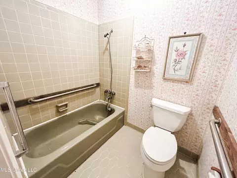 Bath - 1772 Cleary Rd, Florence, MS 39073 photo 3 of 5