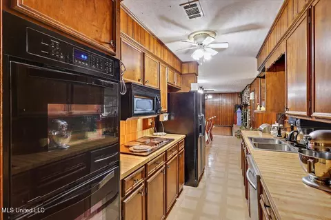 Kitchen - 124 Gus Phillips Rd, Braxton, MS 39044 photo 3 of 7