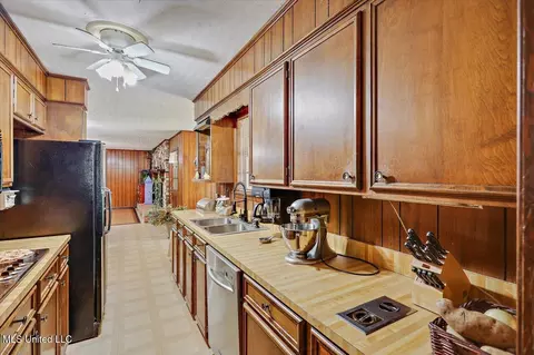 Kitchen - 124 Gus Phillips Rd, Braxton, MS 39044 photo 5 of 7
