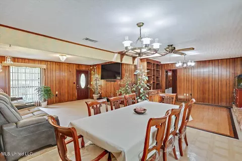 Dining - 124 Gus Phillips Rd, Braxton, MS 39044 photo 3 of 3