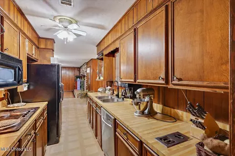 Kitchen - 124 Gus Phillips Rd, Braxton, MS 39044 photo 4 of 7