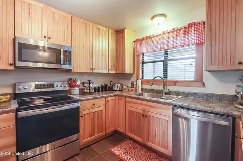 Kitchen - 142 Daniels Way, Saucier, MS 39574 photo 3 of 4