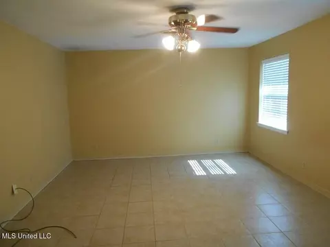 Living - 115 Mansfield Dr, Natchez, MS 39120 photo 3 of 4