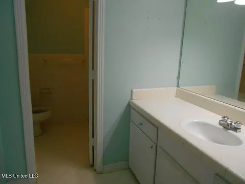 Bath - 115 Mansfield Dr, Natchez, MS 39120 photo 1 of 2