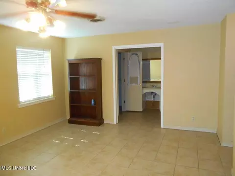 Living - 115 Mansfield Dr, Natchez, MS 39120 photo 4 of 4