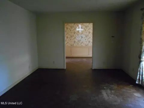 Living - 115 Mansfield Dr, Natchez, MS 39120 photo 2 of 4