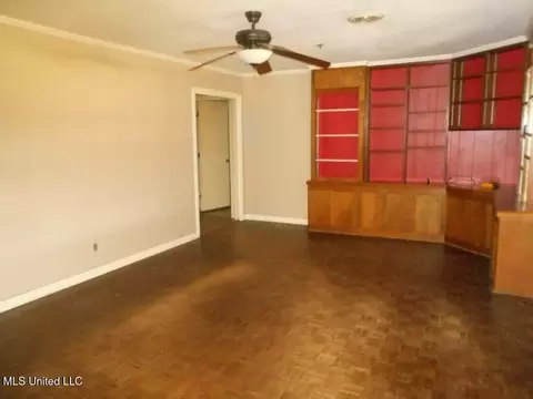 Living - 115 Mansfield Dr, Natchez, MS 39120 photo 1 of 4