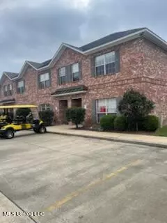 100 Armand Oaks #J-1, Ocean Springs, MS 39564