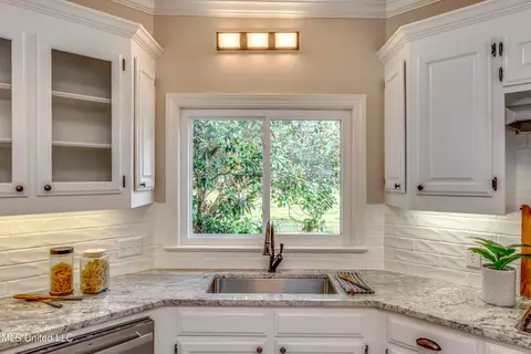 Kitchen - 503 Bay Pointe Cv, Brandon, MS 39047 photo 3 of 7