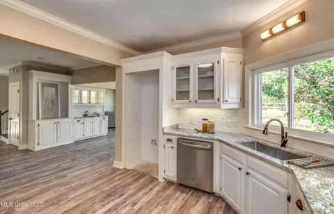 Kitchen - 503 Bay Pointe Cv, Brandon, MS 39047 photo 6 of 7