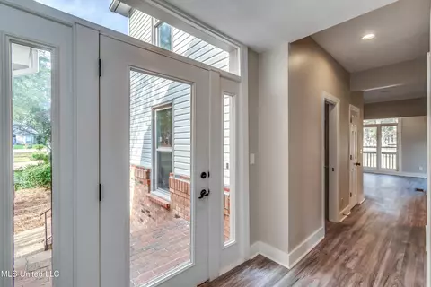 Entry Way - 503 Bay Pointe Cv, Brandon, MS 39047 photo 4 of 6