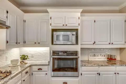 Kitchen - 503 Bay Pointe Cv, Brandon, MS 39047 photo 5 of 7