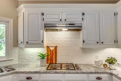 Kitchen - 503 Bay Pointe Cv, Brandon, MS 39047 photo 4 of 7