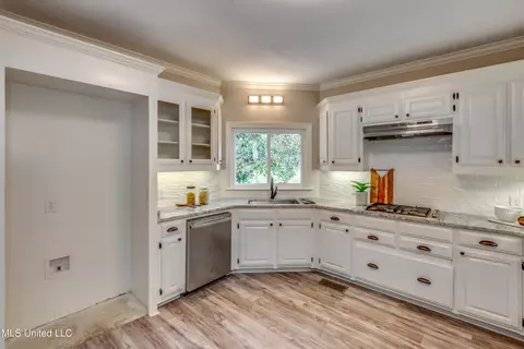Kitchen - 503 Bay Pointe Cv, Brandon, MS 39047 photo 2 of 7